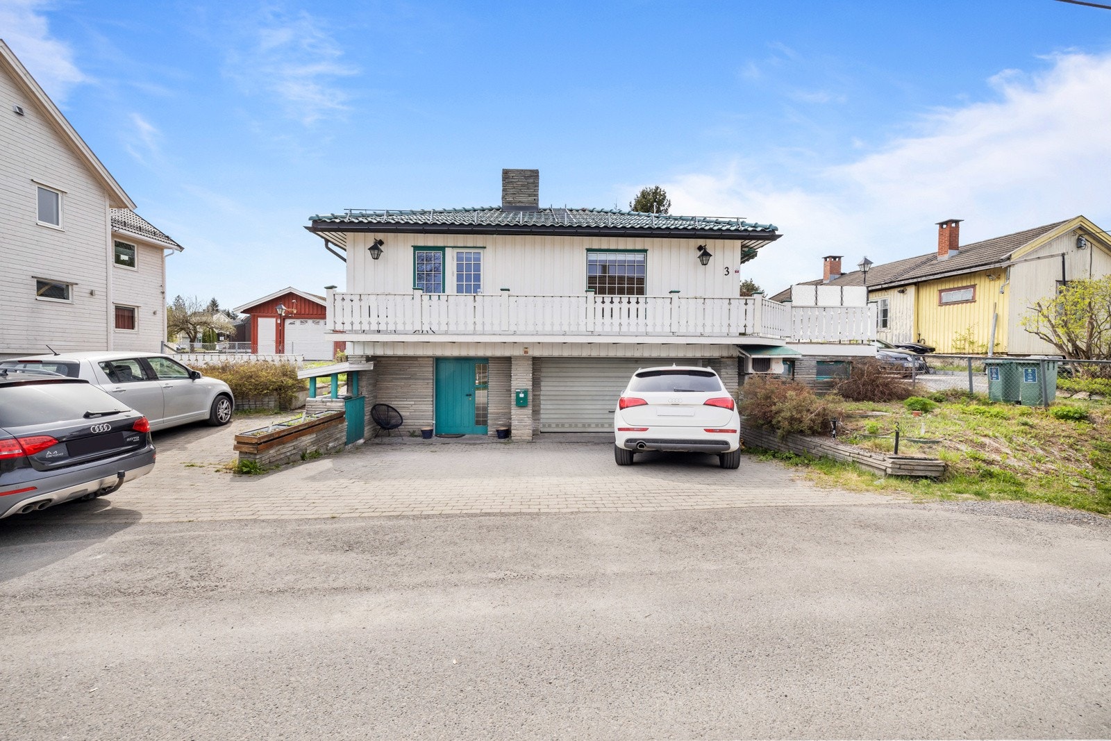 Gode parkeringsmuligheter på egen tomt og i integrert garasje. Galleribilde