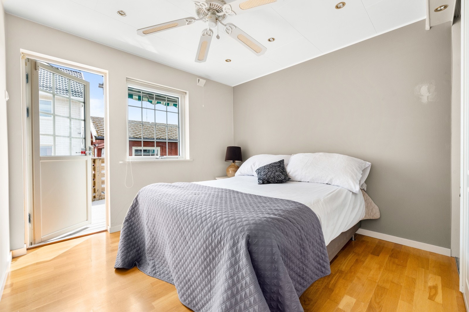 Soverommene har plass til nødvendig møblement som seng, nattbord og skap. Galleribilde