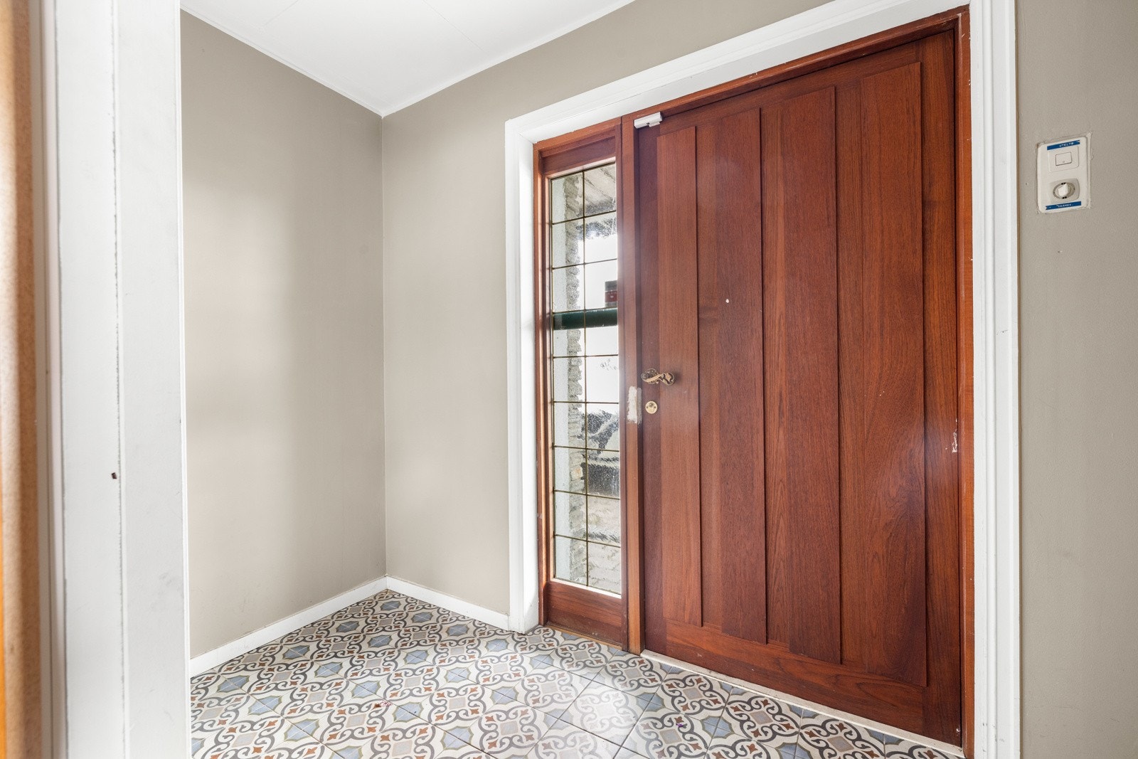 Flislagt vindfang med varmekabler i gulvet. Galleribilde