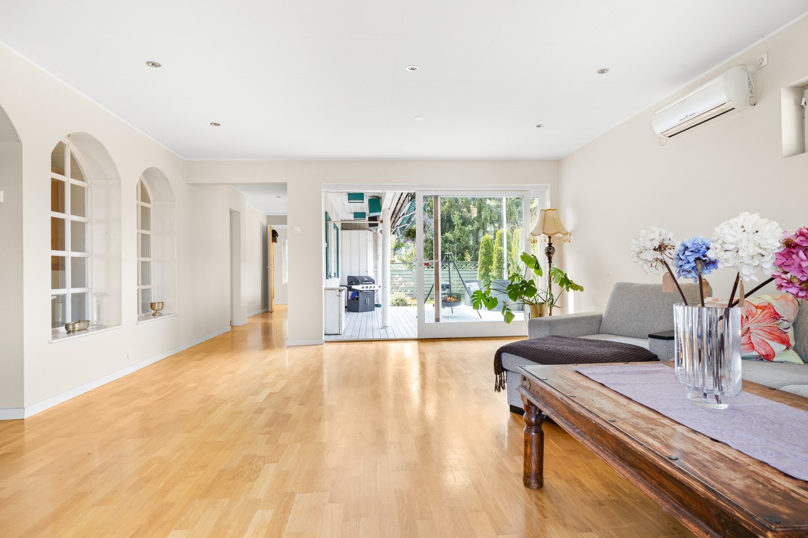 Stuen har utgang til terrasse og hage. Galleribilde