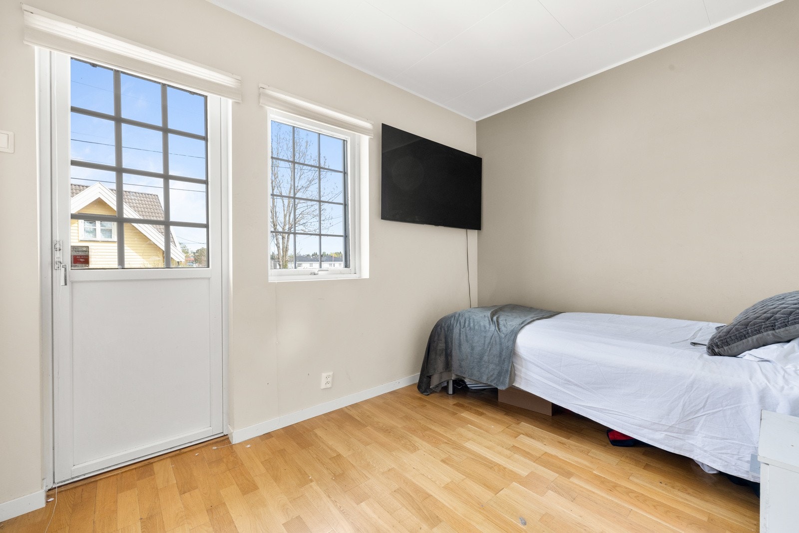 Soverom med utgang til balkong. Galleribilde