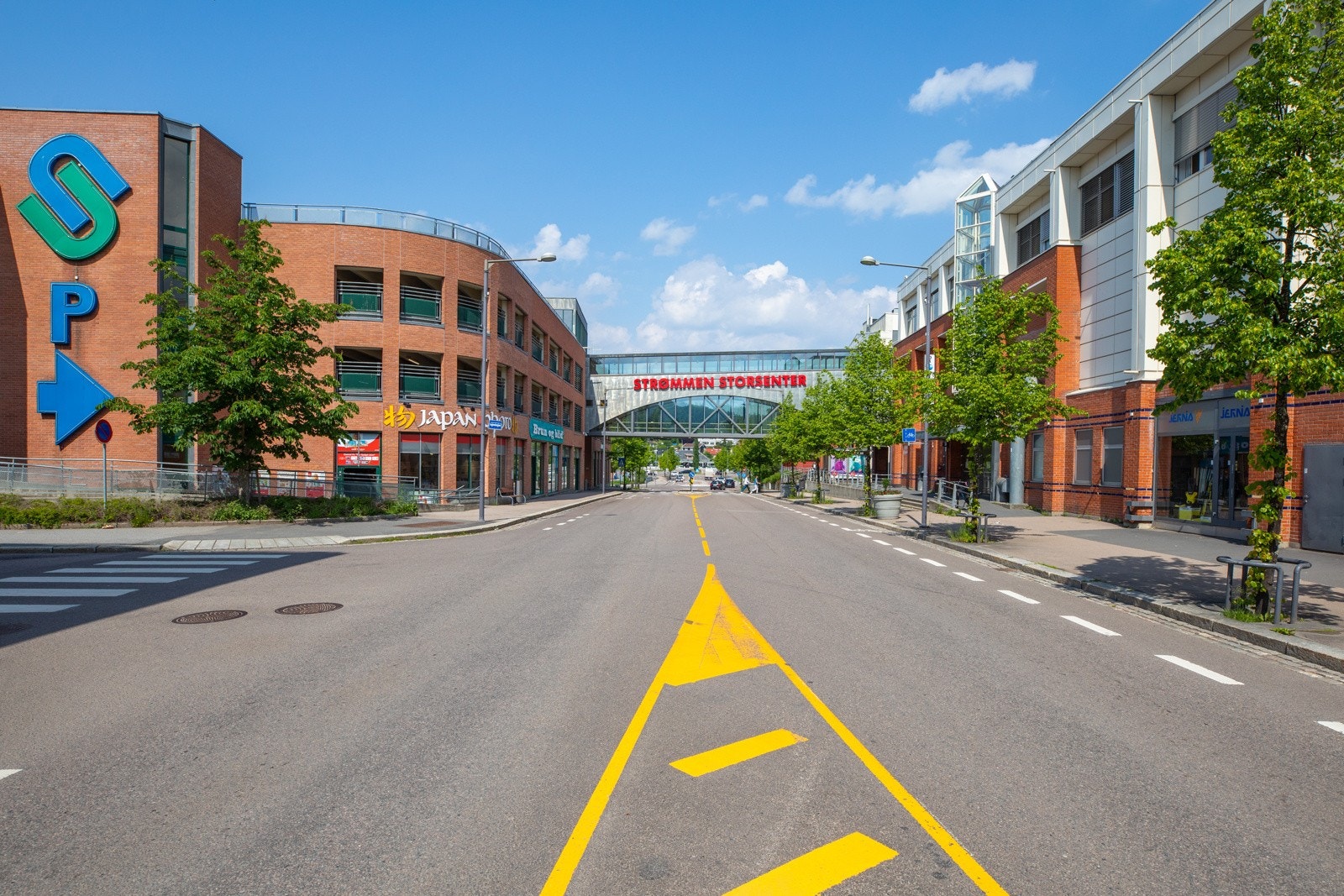 Kun 5 min gange til sentrumskjernen og Strømmen Storsenter med over 200 butikker og tilhørende virksomheter. Galleribilde