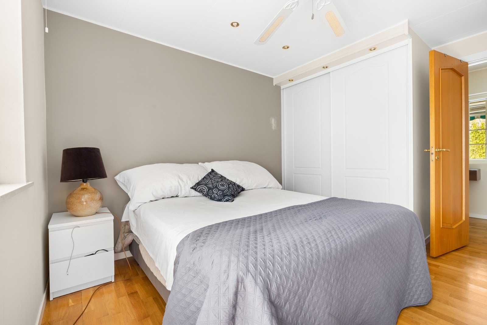 Boligen har 3 soverom hvorav det ene er beskrevet som arbeidsrom på opprinnelige tegninger. Galleribilde