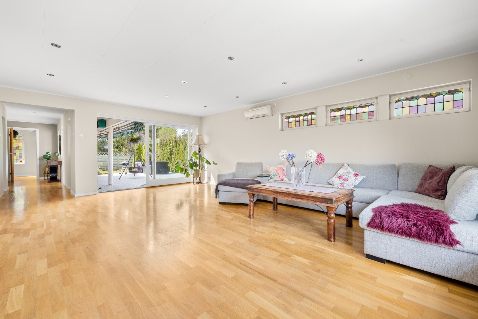 Stor og lys stue som er enkel å møblere. Galleribilde