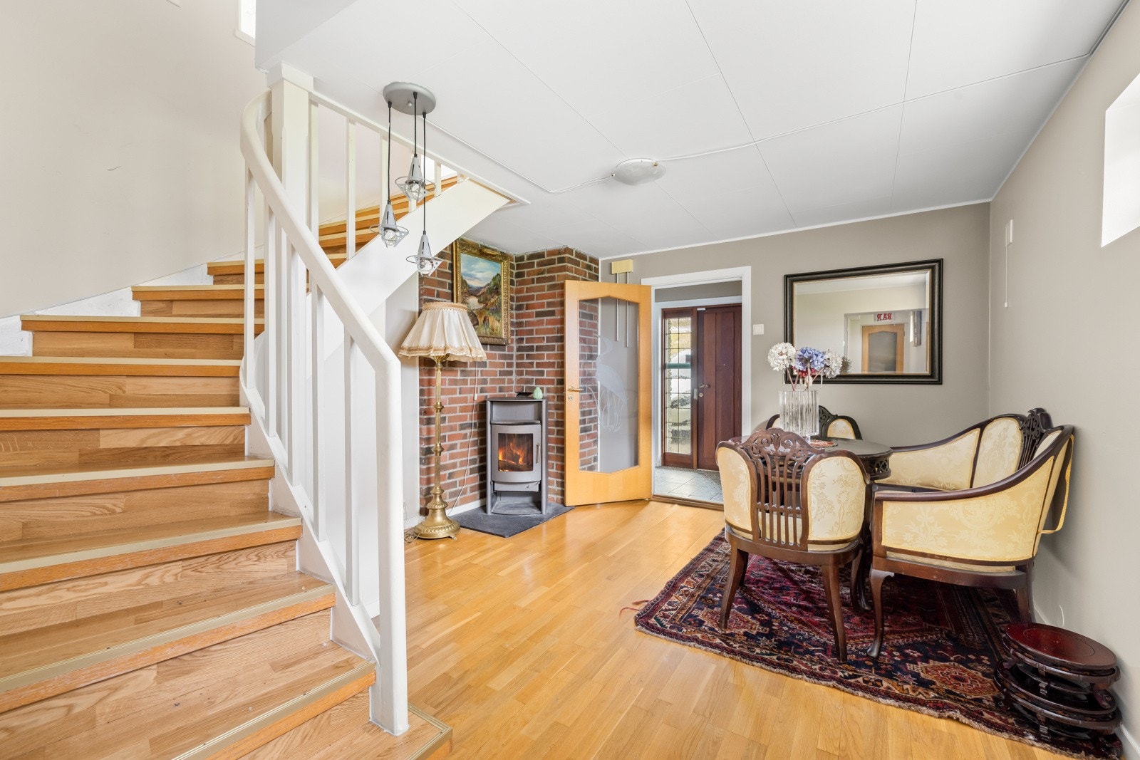 Stort trapperom med peis. Galleribilde