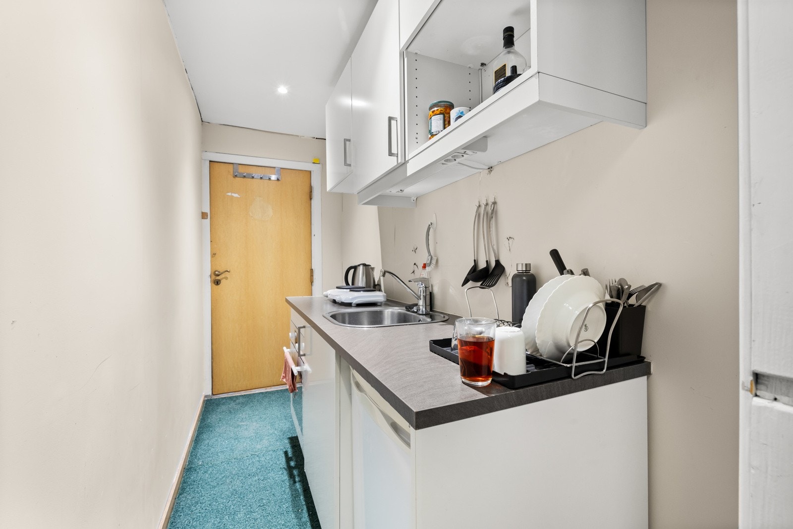 Gang med kjøkkenkrok (TG3) og egen inngang via garasjen. Galleribilde