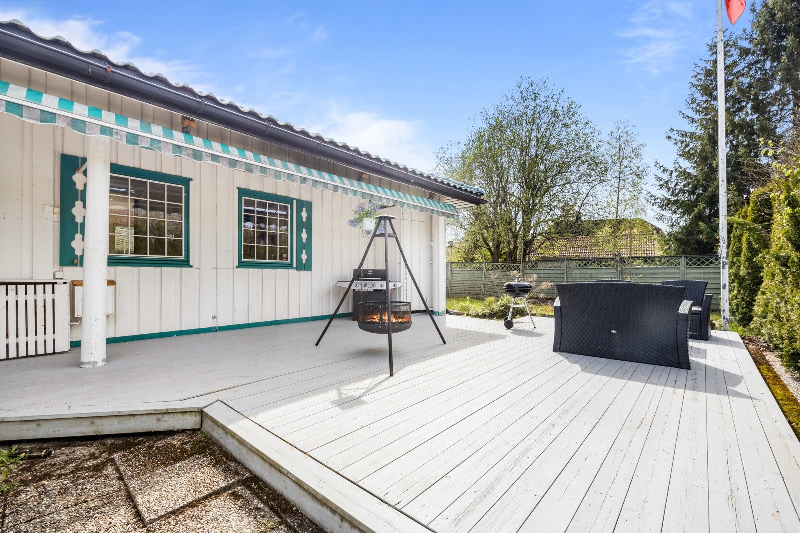 God plass til å innrede utemøblement og grill - direkte adkomst til hagen. Galleribilde