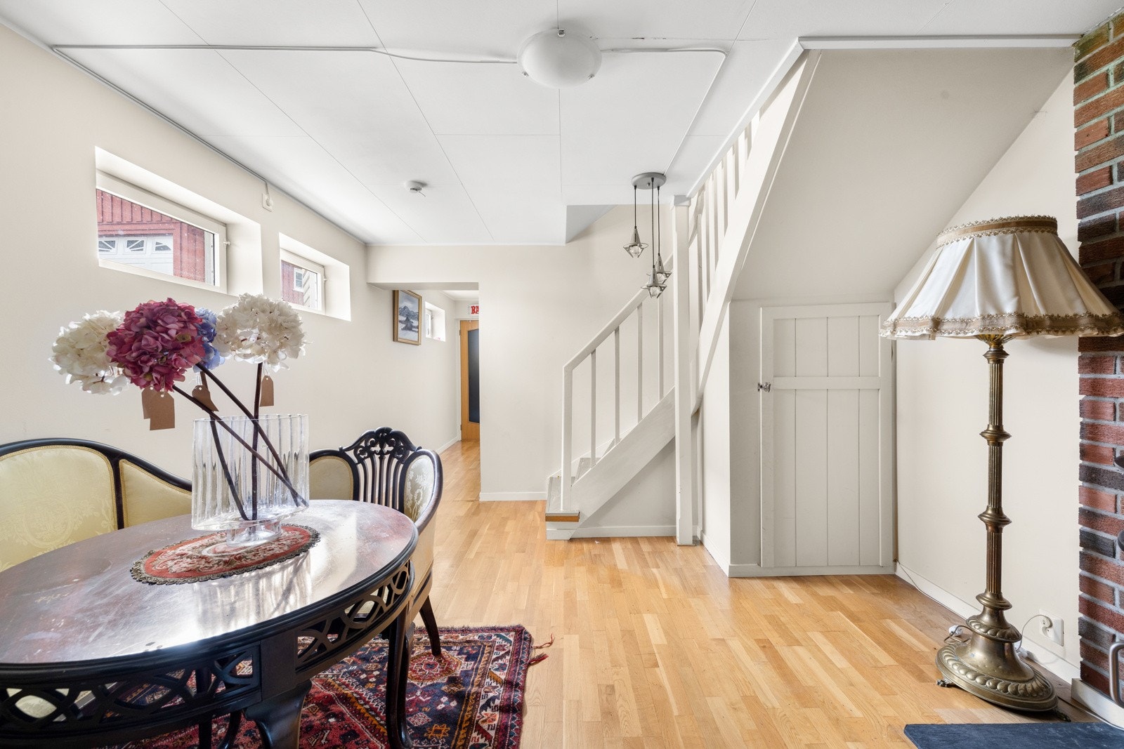 Fra trapperommet er det adkomst til innredet kjeller (ikke godkjent). Galleribilde