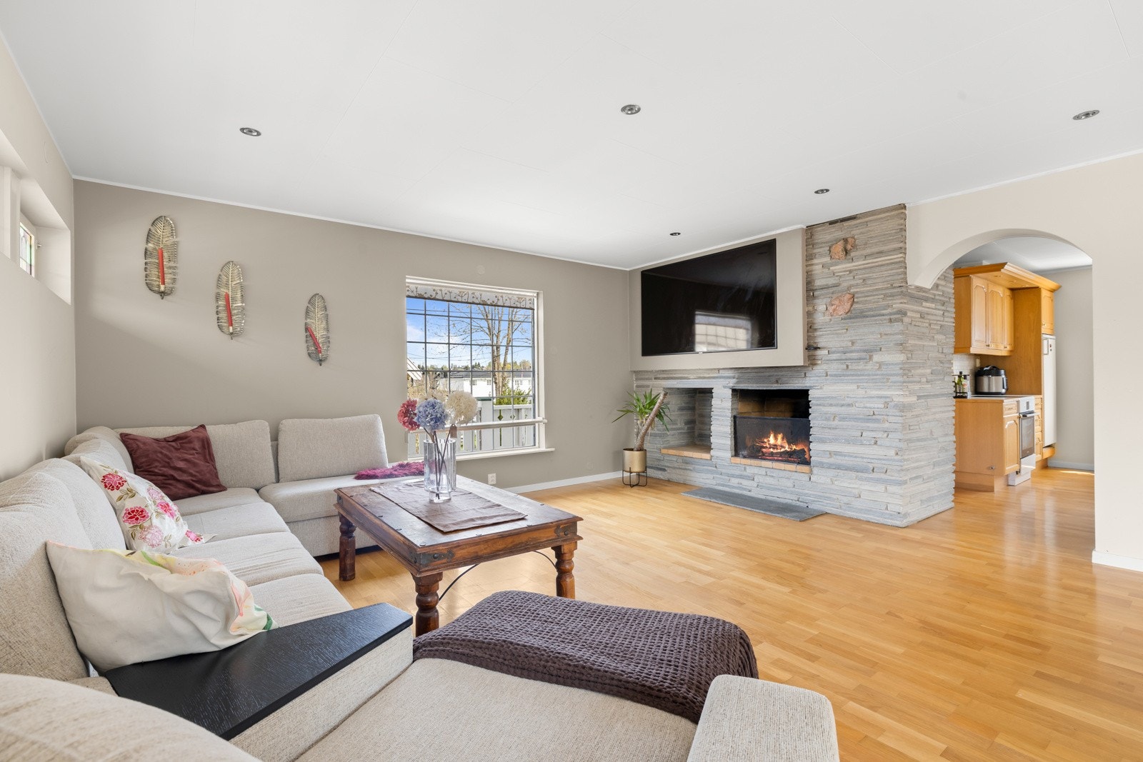 Stor og åpen peis i hjørnet. Galleribilde