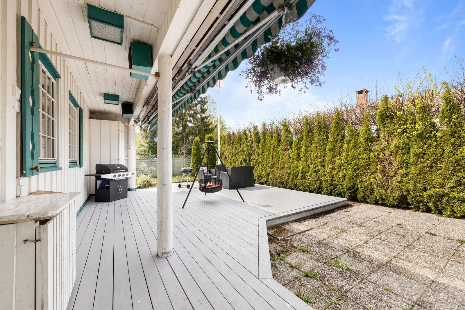 Det er opprinnelig svømmebasseng under deler av terrassen (ikke undersøkt). Galleribilde