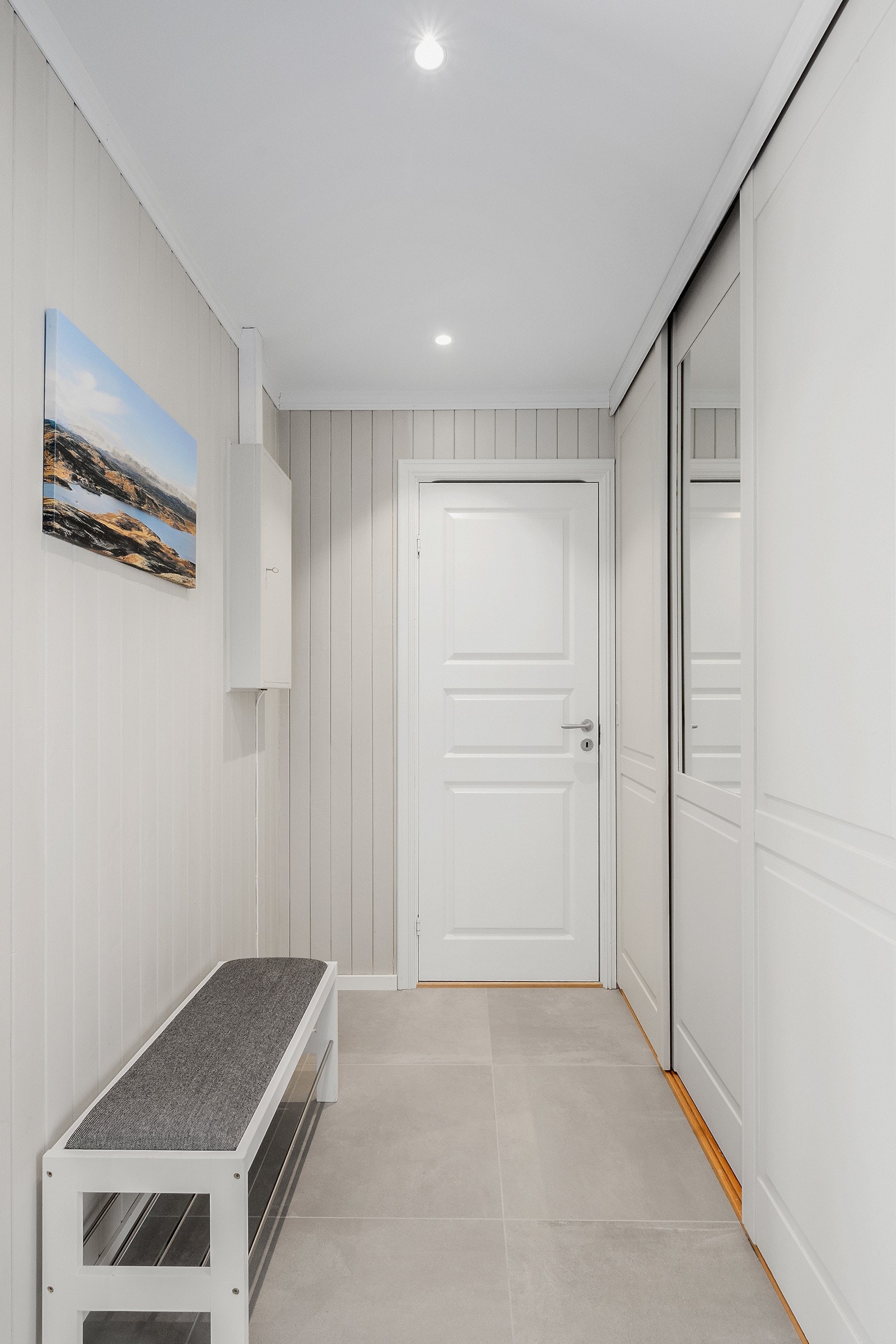 Plassbygget skyvedørsgarderobe hvor ytterbekledningen kan gjemmes bort. Galleribilde