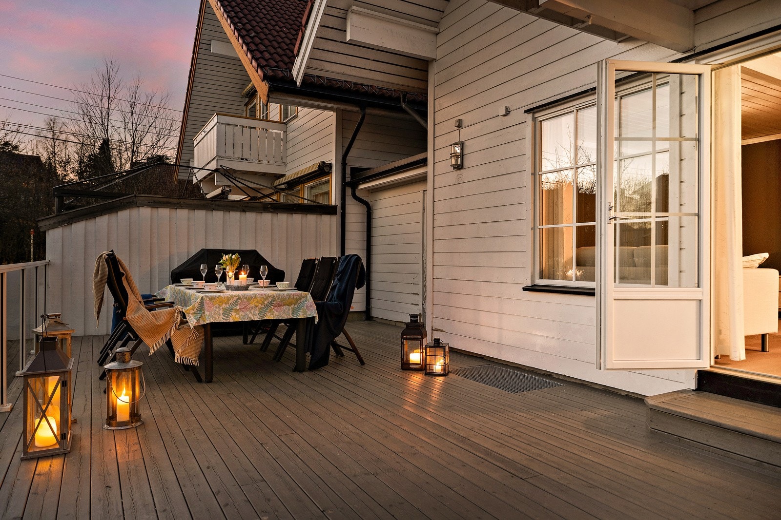 Skjermende levegger på begge sider av terrassen. Galleribilde