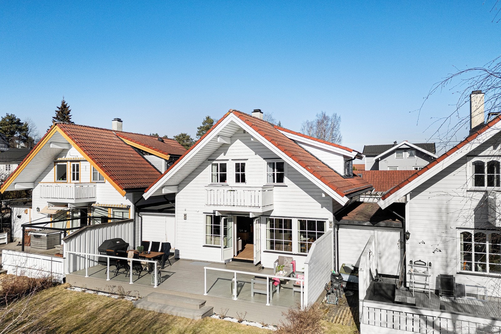 Åpent ned til hagearealet med flatt plenområde, busker og god plass til lek og rekreasjon. Galleribilde