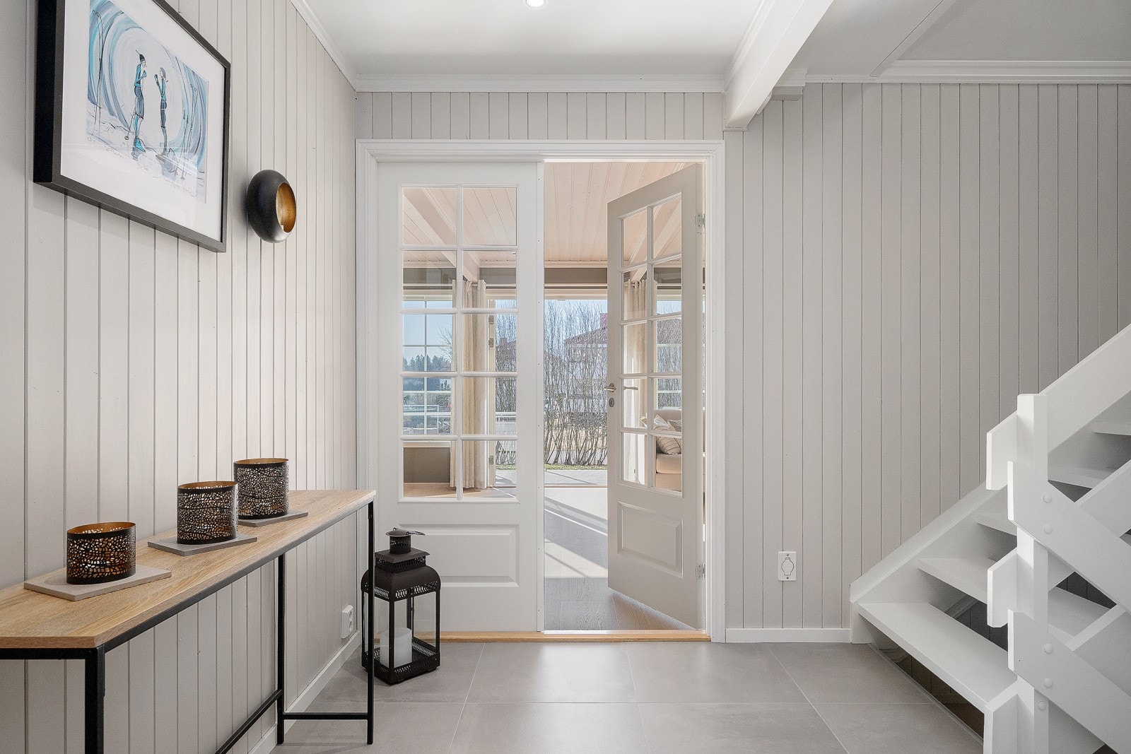 Praktisk mellomdør mellom hallen og oppholdsrommet i huset som både sikrer god støyreduksjon og temperaturkontroll. Galleribilde