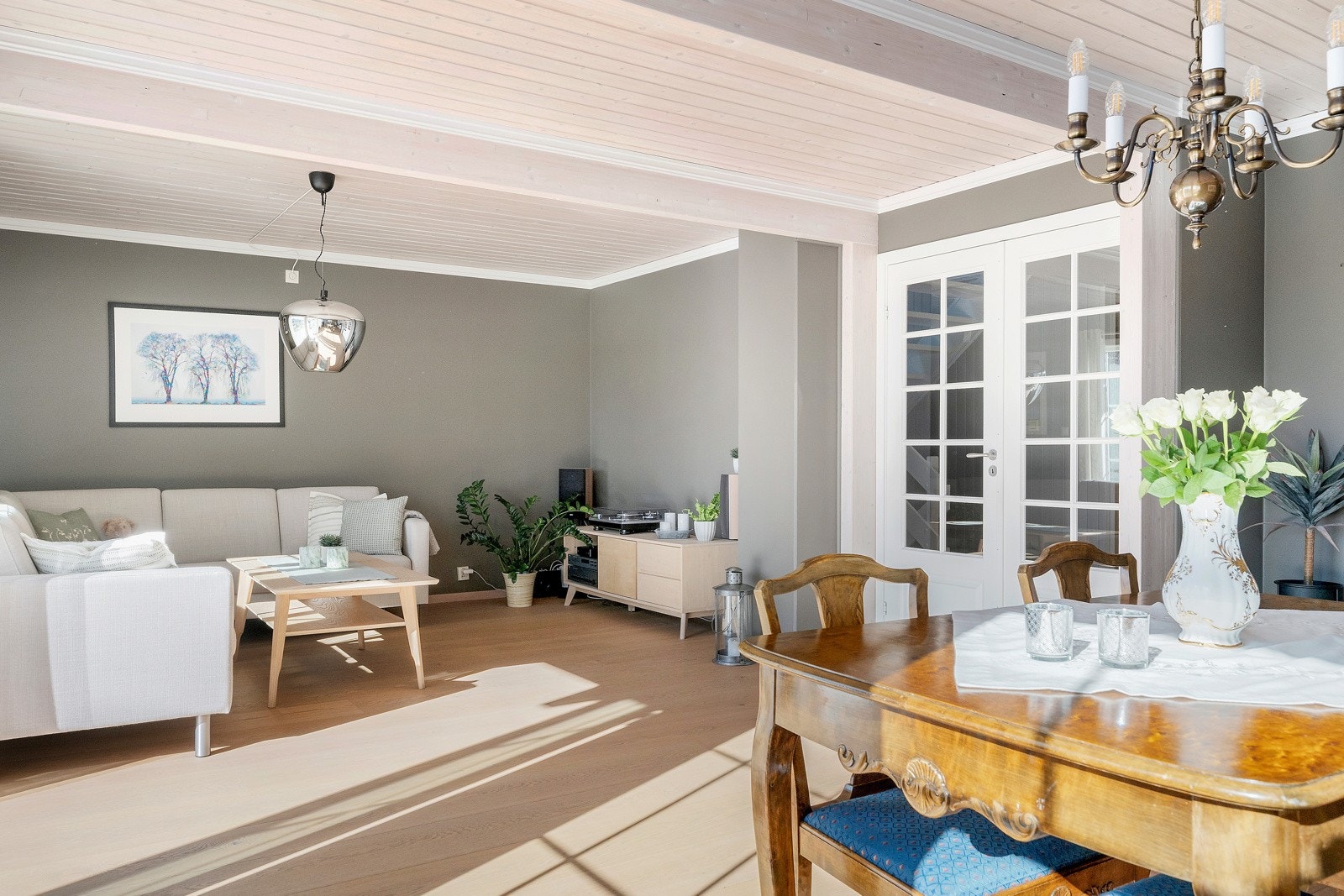 Allrommet har en lun og moderne fargepalett, varmefolie under gulvet kombinert med store vinduer som slipper inn lyset man trenger. Galleribilde