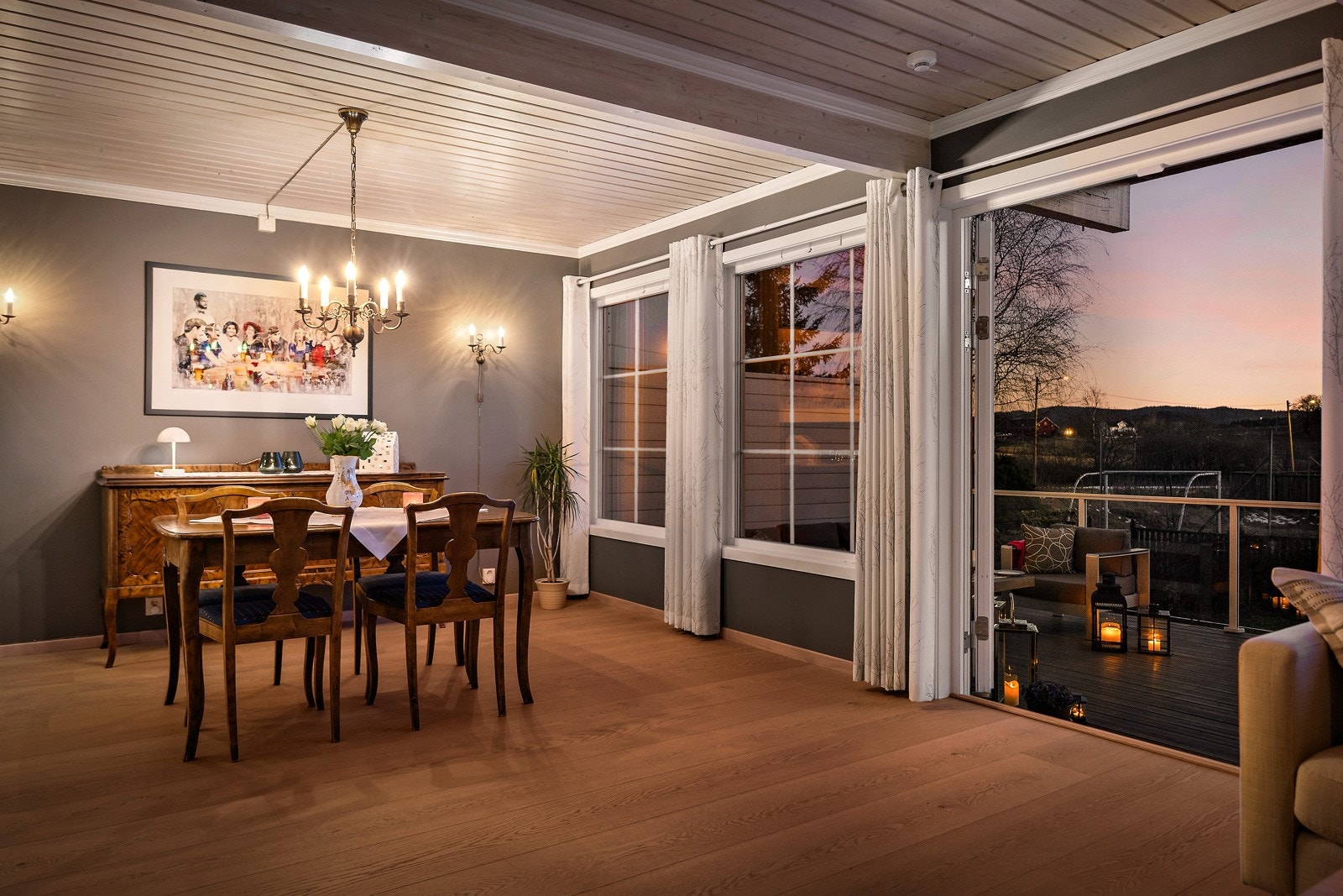 Doble fløydører ut til uteplassen - her kan barna leke fritt utendørs under oppsyn, i mens middagen tilberedes inne. Galleribilde