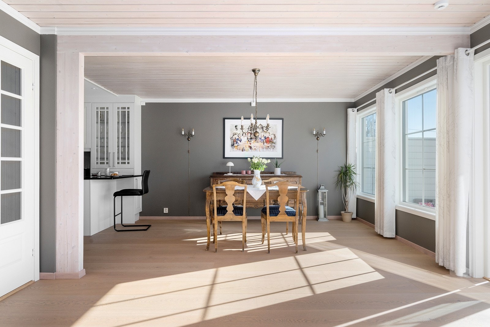 Varmefolie i hall, stue og kjøkken fra 2023. Galleribilde