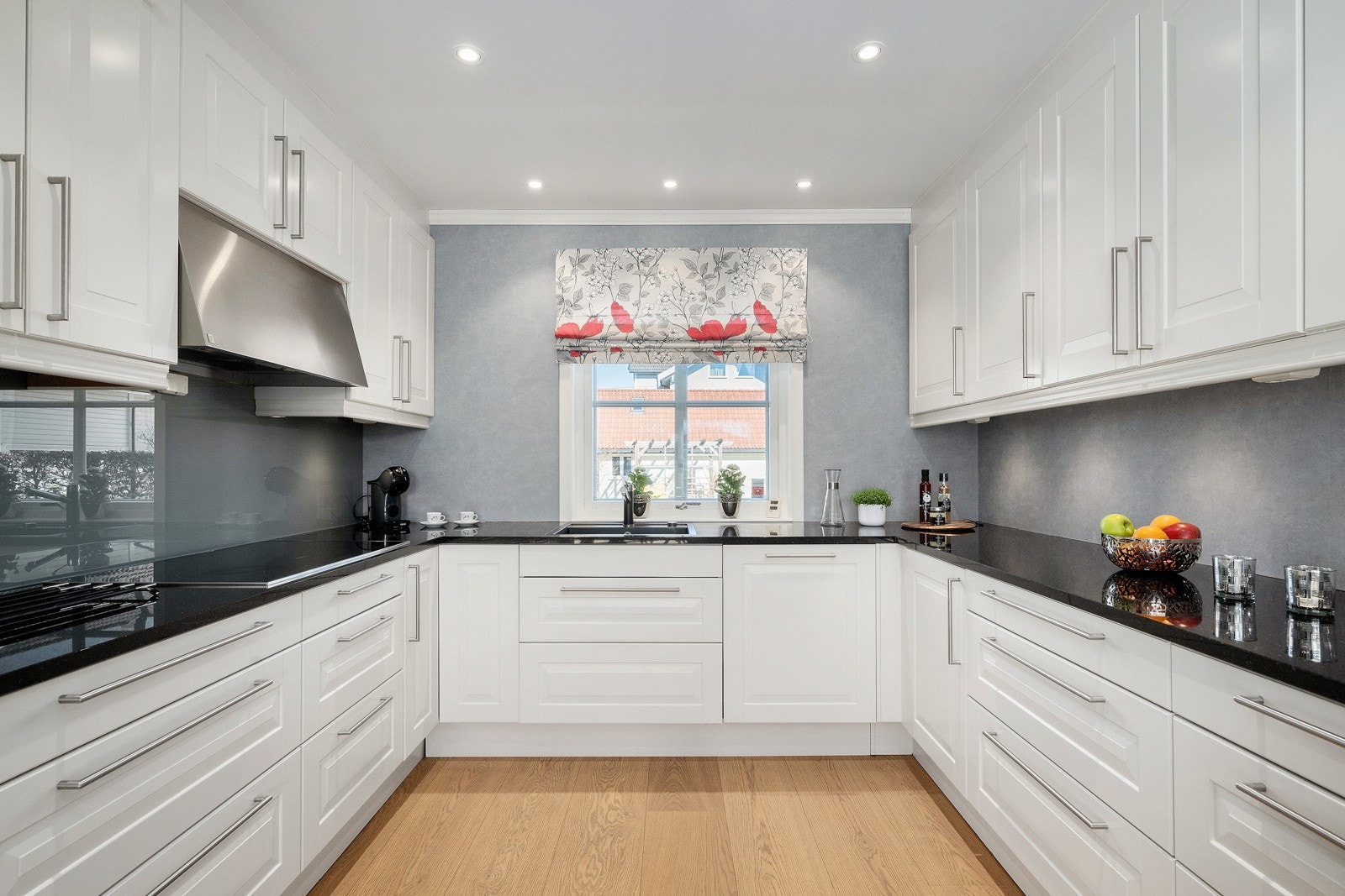 Sigdal Herregaard kjøkken fra 2014 med integrerte hvitevarer. Galleribilde