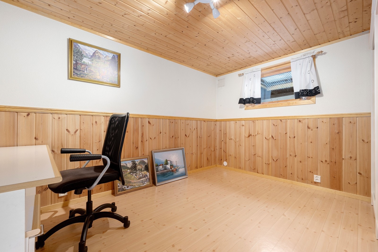 Innredet rom benyttet som kontor ved siden av kjellerstuen. Galleribilde