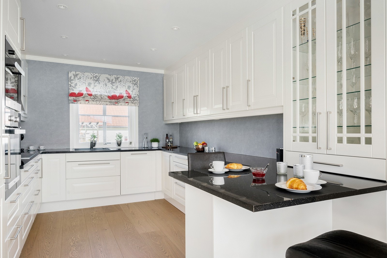 Flott kjøkken i egen sone med et herskapelig, men moderne preg. Galleribilde