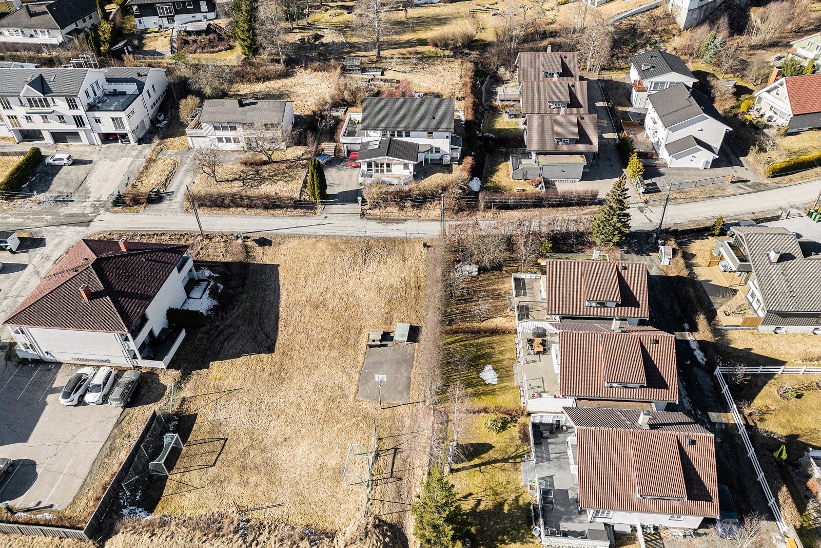 Hagen grenser til et stort, åpent friareal med fotballøkke og en liten basketballbane. Her kan barna leke og boltre seg, mens mamma og pappa følger med fra terrassen, eller inne i stua. Galleribilde