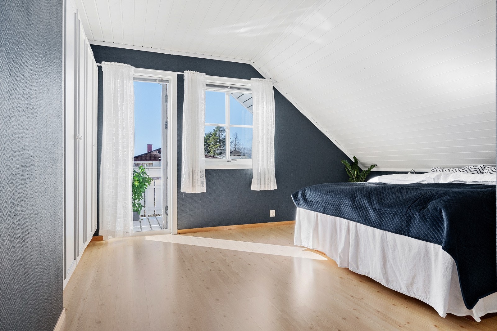 Hovedsoverommet har i tillegg en egen balkong med vidstrakt utsikt og optimale solforhold. Galleribilde