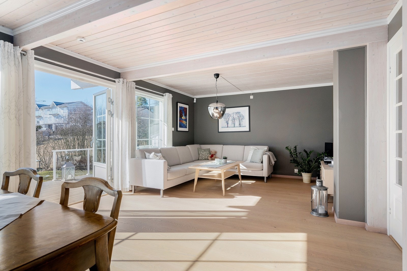 Terrassedøren og alle vinduene utenom kjøkkenvinduet, ble byttet i 2023. Galleribilde