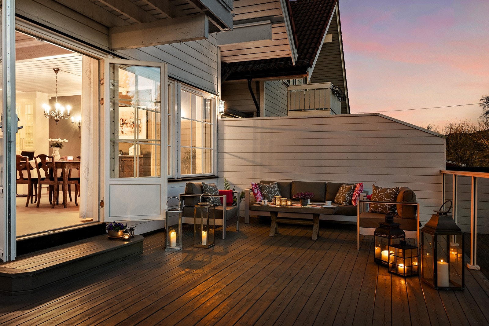 Sydvestvendt uteplass med stor terrasse og hage. Galleribilde