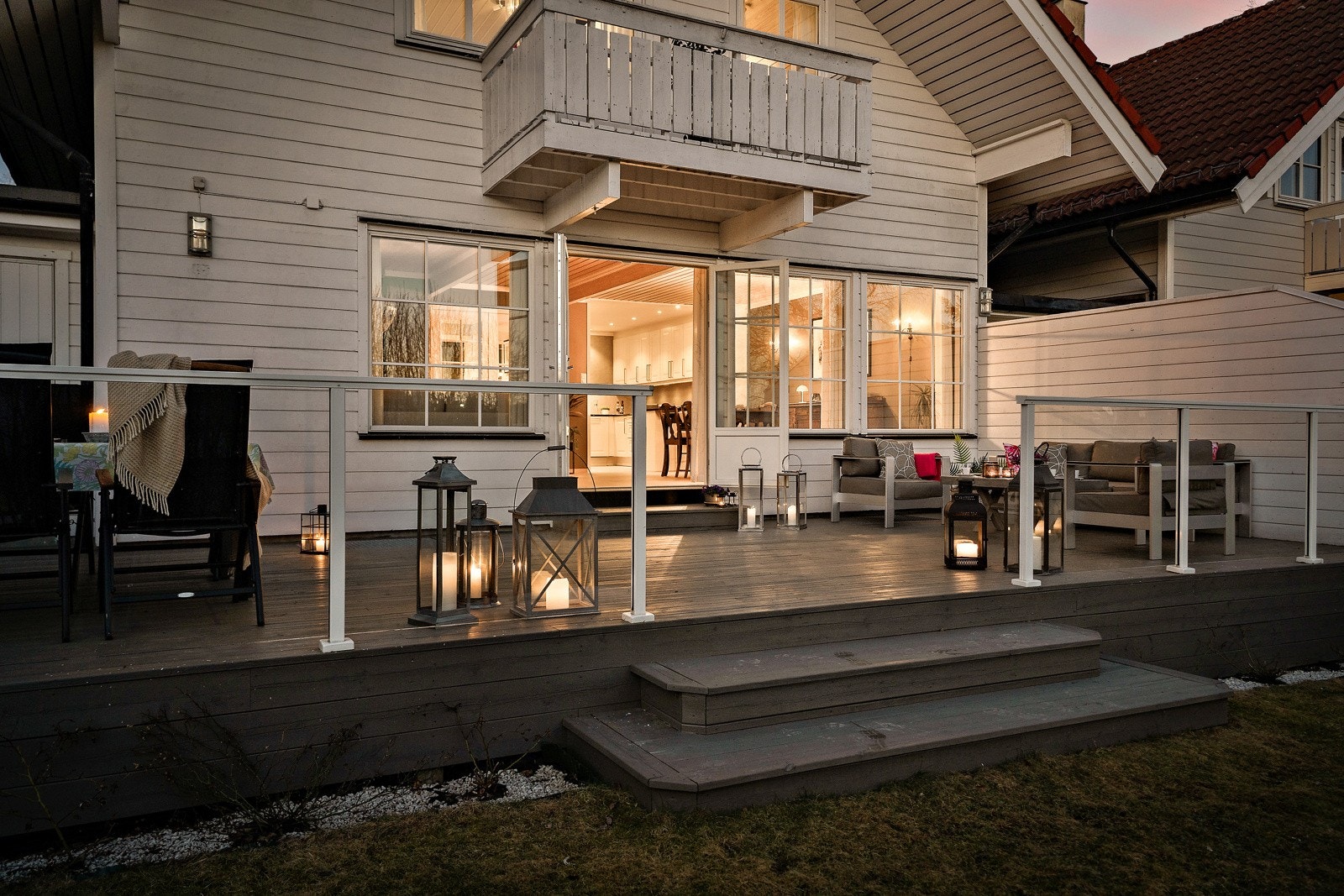 Totalt areal er 40 m² med god plass til spisebord, grill, utelounge og blomster. Galleribilde