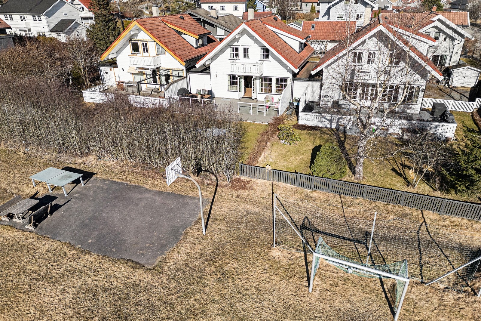 Hyggelig friområde (regulert til lekeplass) rett utenfor hagen, tilrettelagt både for fotball og basket. Galleribilde