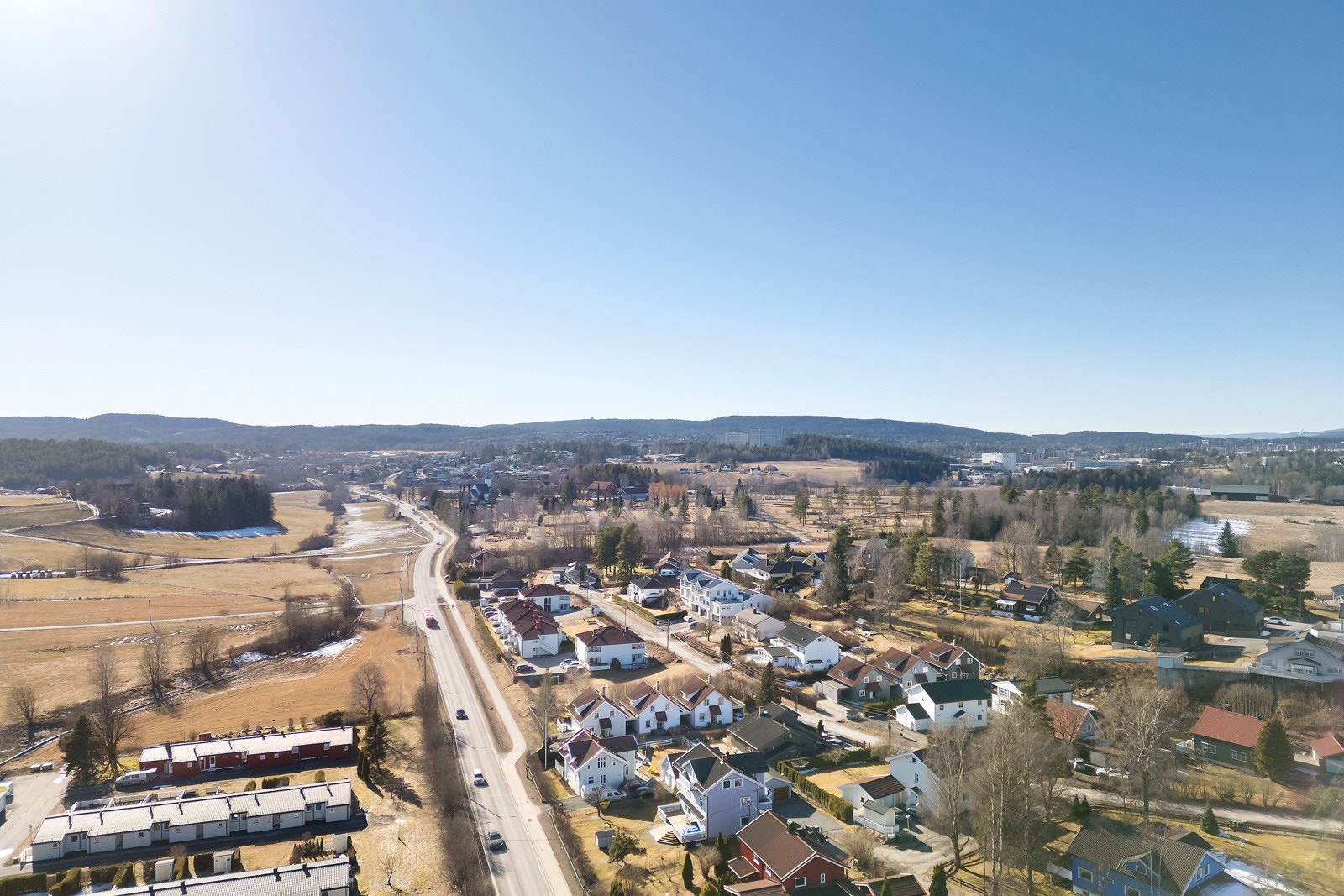 Naturskjønt og idyllisk beliggende boligområde på Nordbyhagan, ved Ahus, med store landbruksarealer og Østmarka som nær nabo. Galleribilde