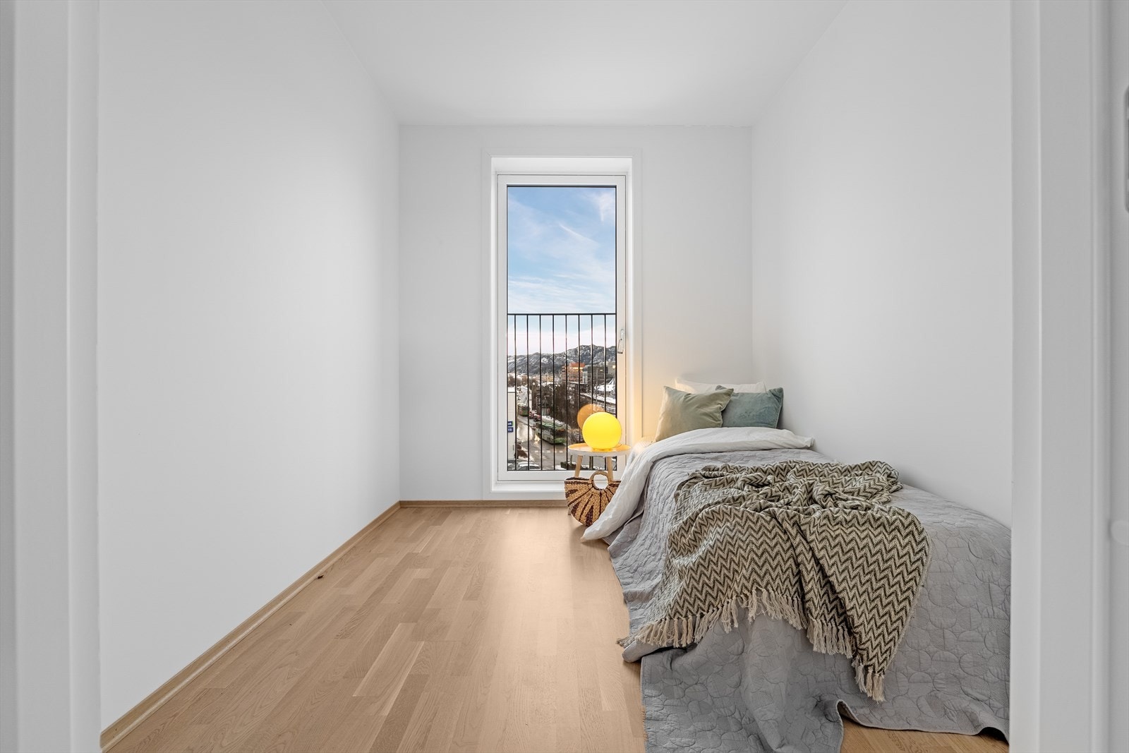 Soverom 2 i leiligheten, med flott utsikt. Galleribilde