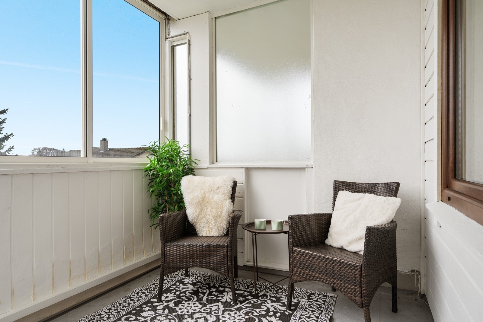 Innglasset balong. Som kan benyttes hele året. Vinduene kan skyves til side. Galleribilde