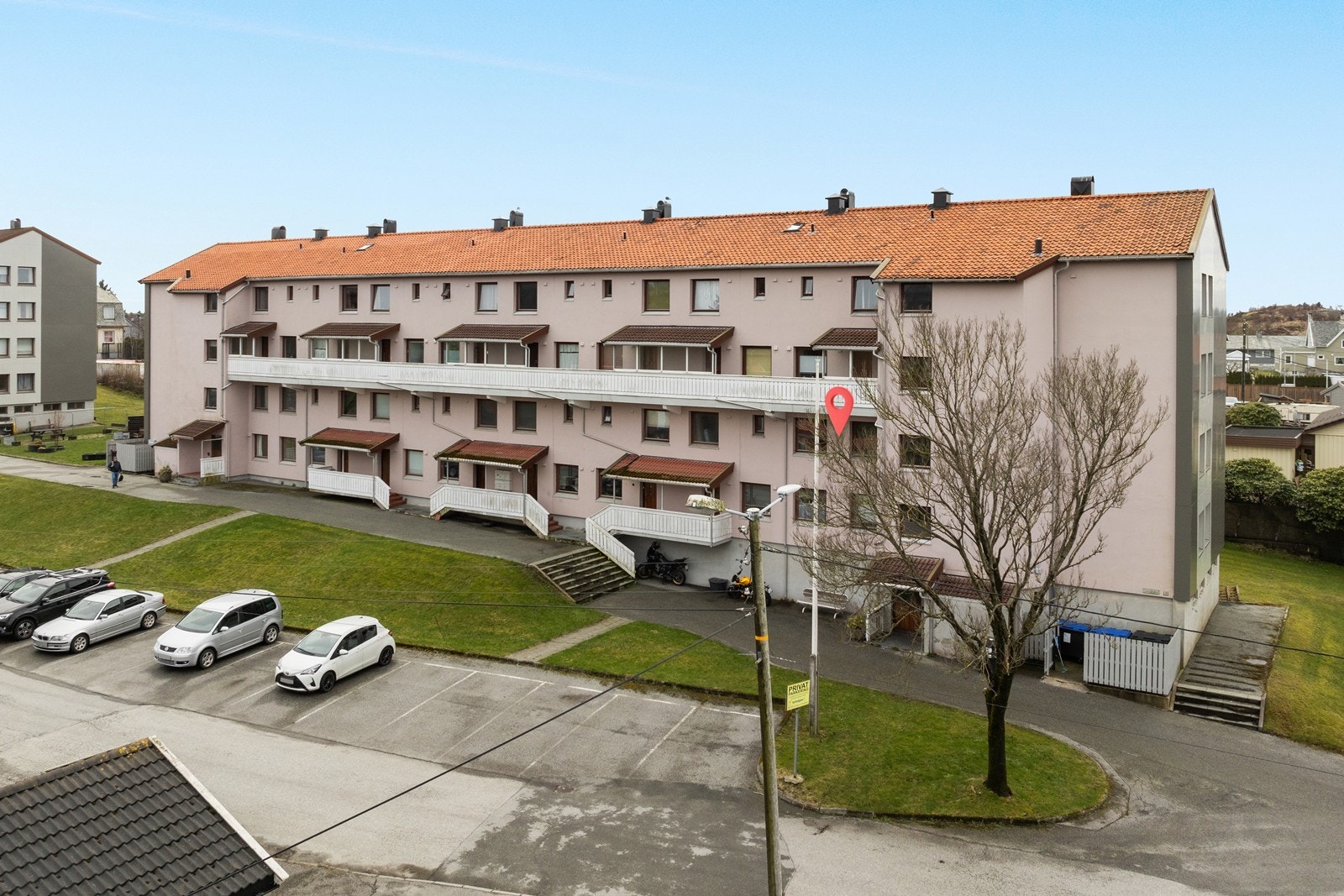 Velkommen til Valhallgata 1. Lettstelt og prisgunstig andelsleilighet med vestvent balkong. Kort avstand til matbutikker, kjøpesenter og treningssenter. Ved leiligheten er det også gode bussforbindelser som
tar deg akkurat ditt du måtte trenge. Galleribilde