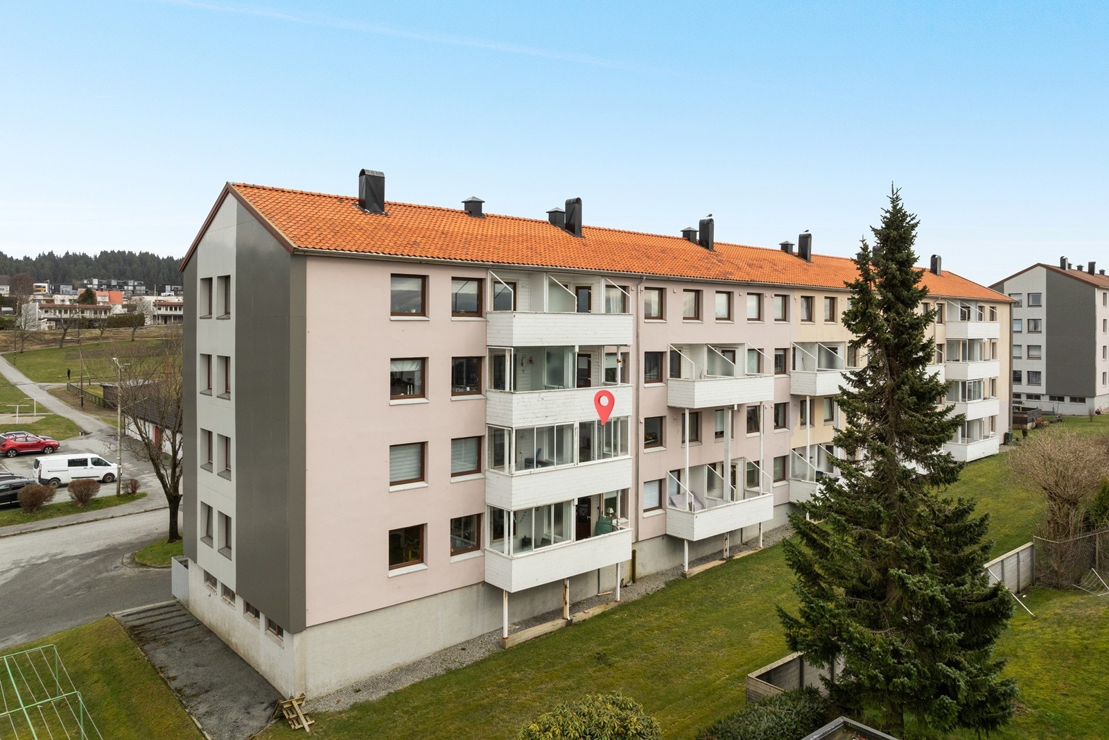 Vestvendt fasade med solrik balkong. Galleribilde