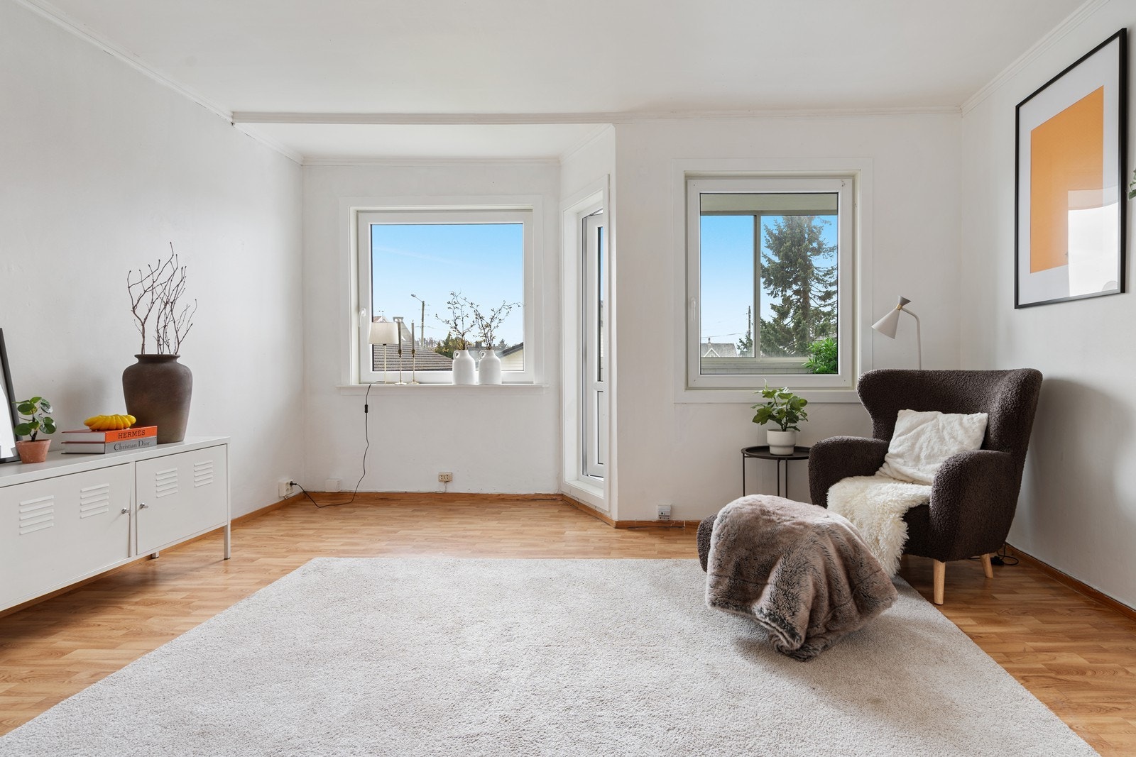 Vestvendt lys og trivelig stue med utgang til solrik og lun balkong. Galleribilde