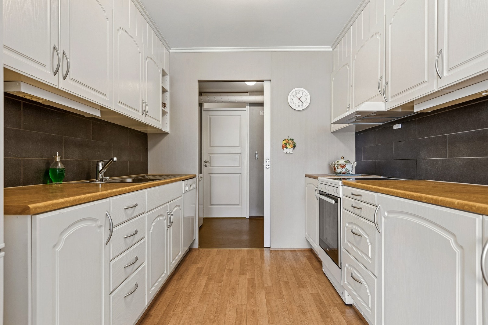 Kjøkkenet har egen dør til vaskerommet, noe som gir ekstra praktisk tilgang og smidig oppbevaring. Galleribilde