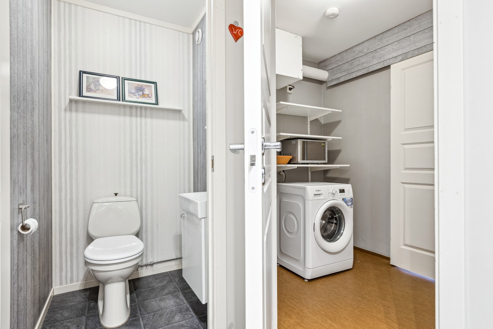 Separat toalett gjør hverdagen mer praktisk. Det er en smart løsning som bidrar til bedre funksjonalitet i hjemmet. Galleribilde