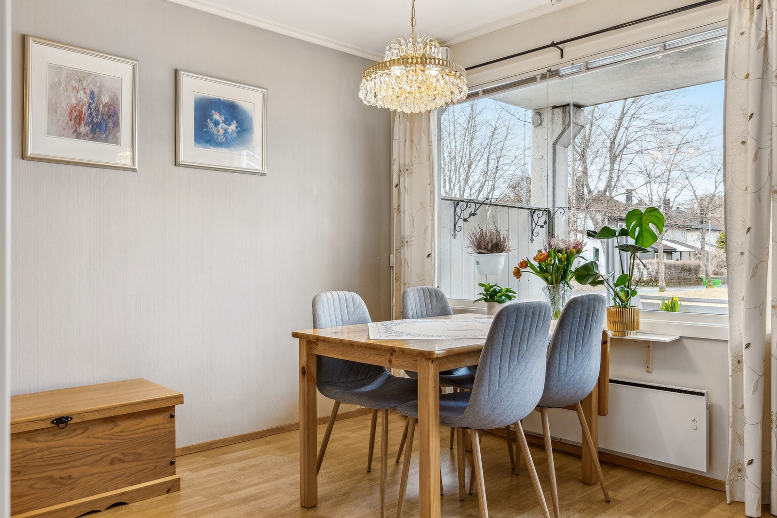 Mellom stuen og kjøkkenet finner du en naturlig og romslig sone som egner seg perfekt for en spisegruppe. Galleribilde