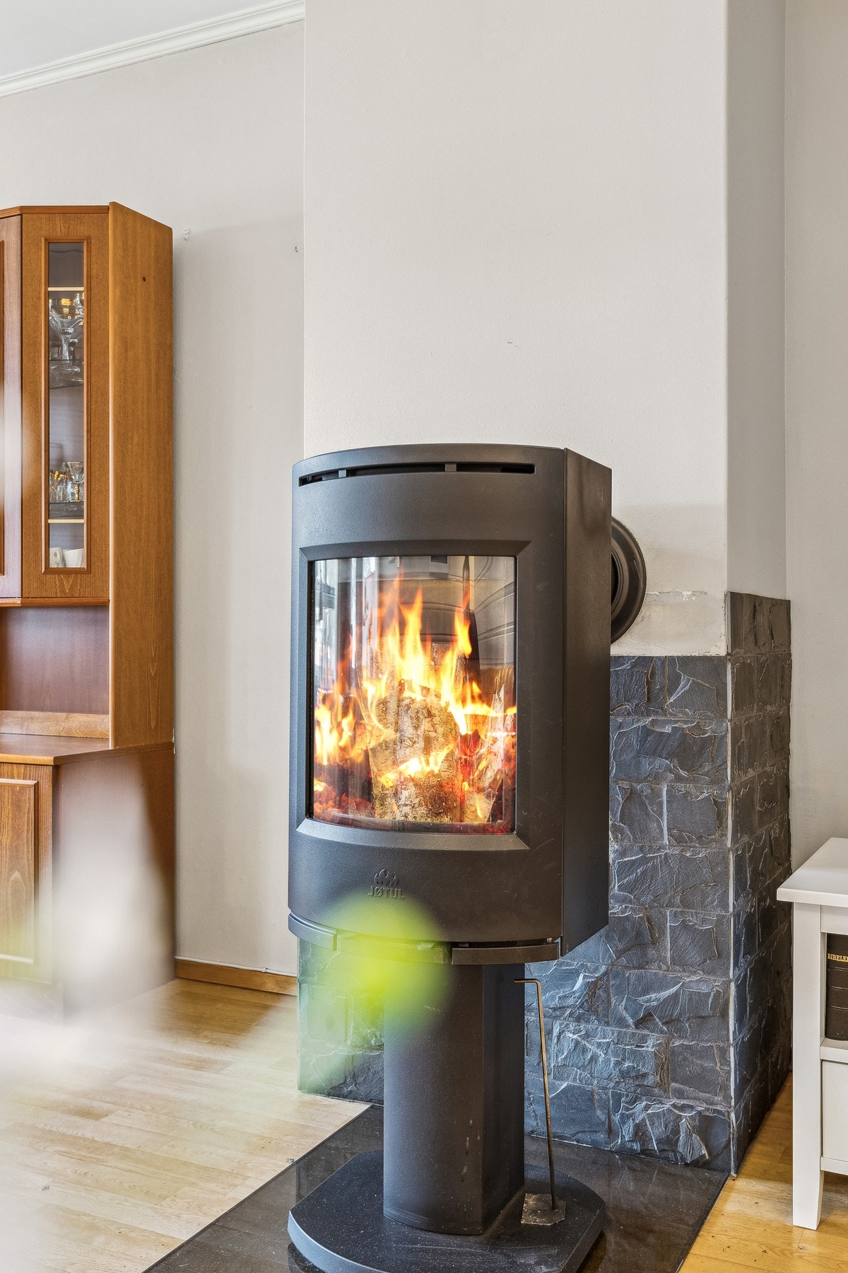 På kjølige dager sørger vedovnen for godt med varme. Galleribilde