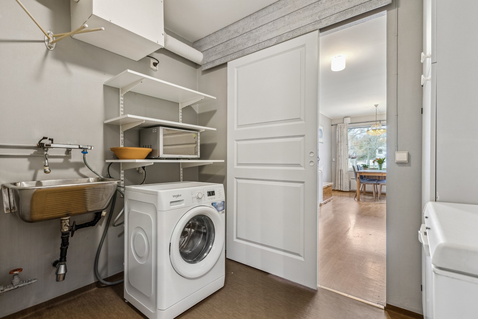 Vaskerom gir både praktisk og effektiv oppbevaring, samtidig som det skaper mer orden i hjemmet. Galleribilde