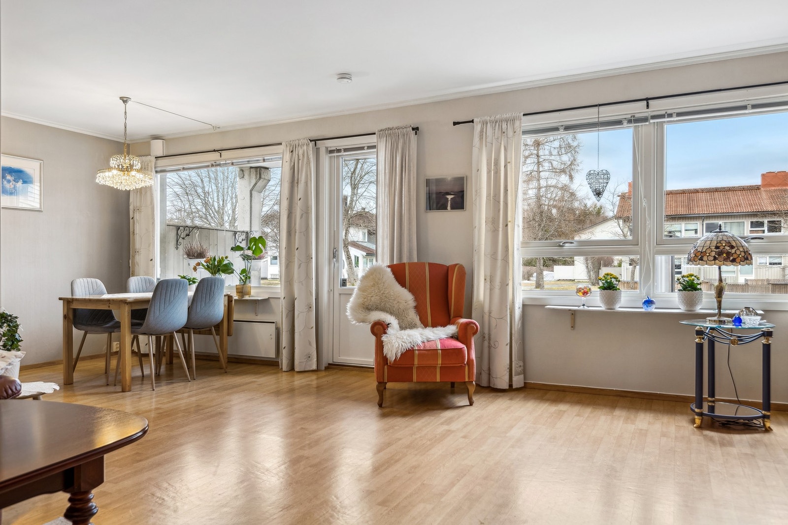 Stuen oppleves som lys og luftig. Det er rikelig med naturlig lysinnslipp fra store vindusflater. Galleribilde