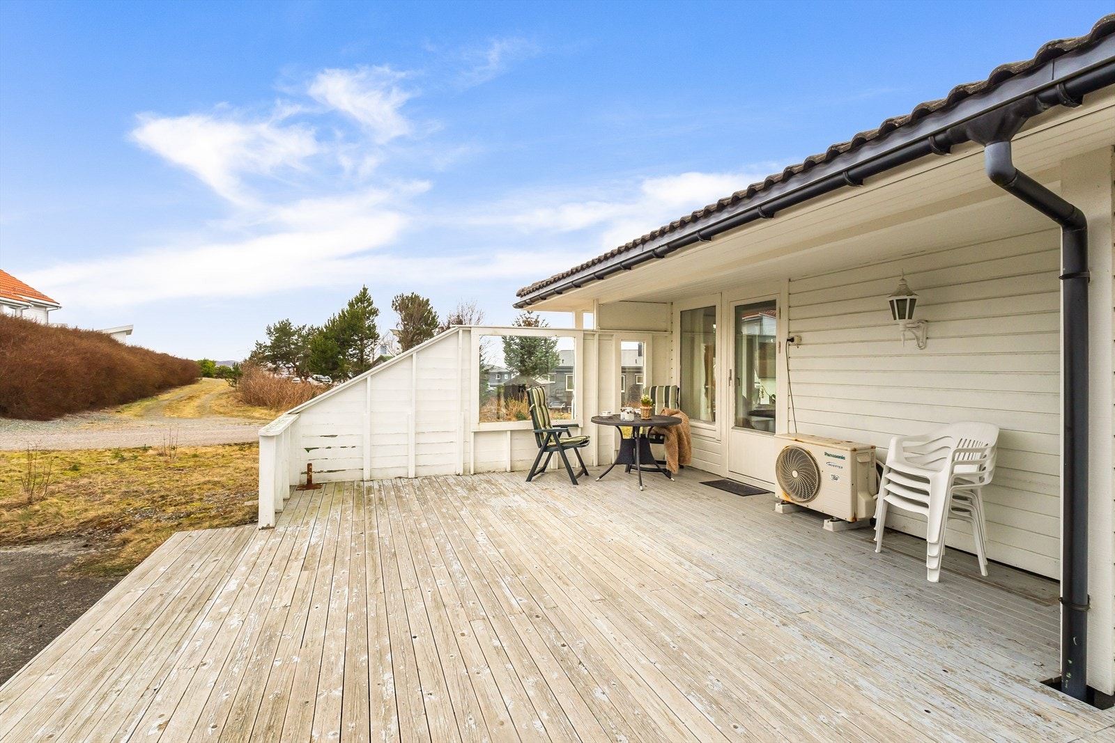 Terrassen er på 45 kvm og ligger sørvendt til med gode solforhold. Leveggen er ypperlig for skjerming av vind. Galleribilde