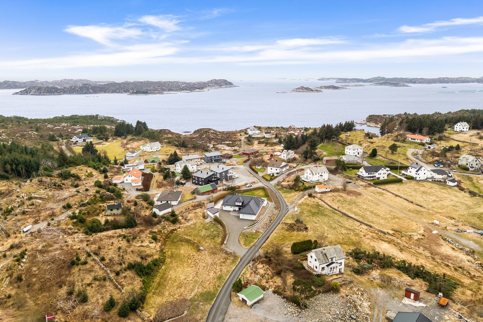 På Ågotnes finner man et godt utvalg av dagligdagse servicetilbud. Her finnes flere dagligvarebutikker, treningssentre, apotek, legesenter, frisører, bensinstasjon og spisesteder. Galleribilde