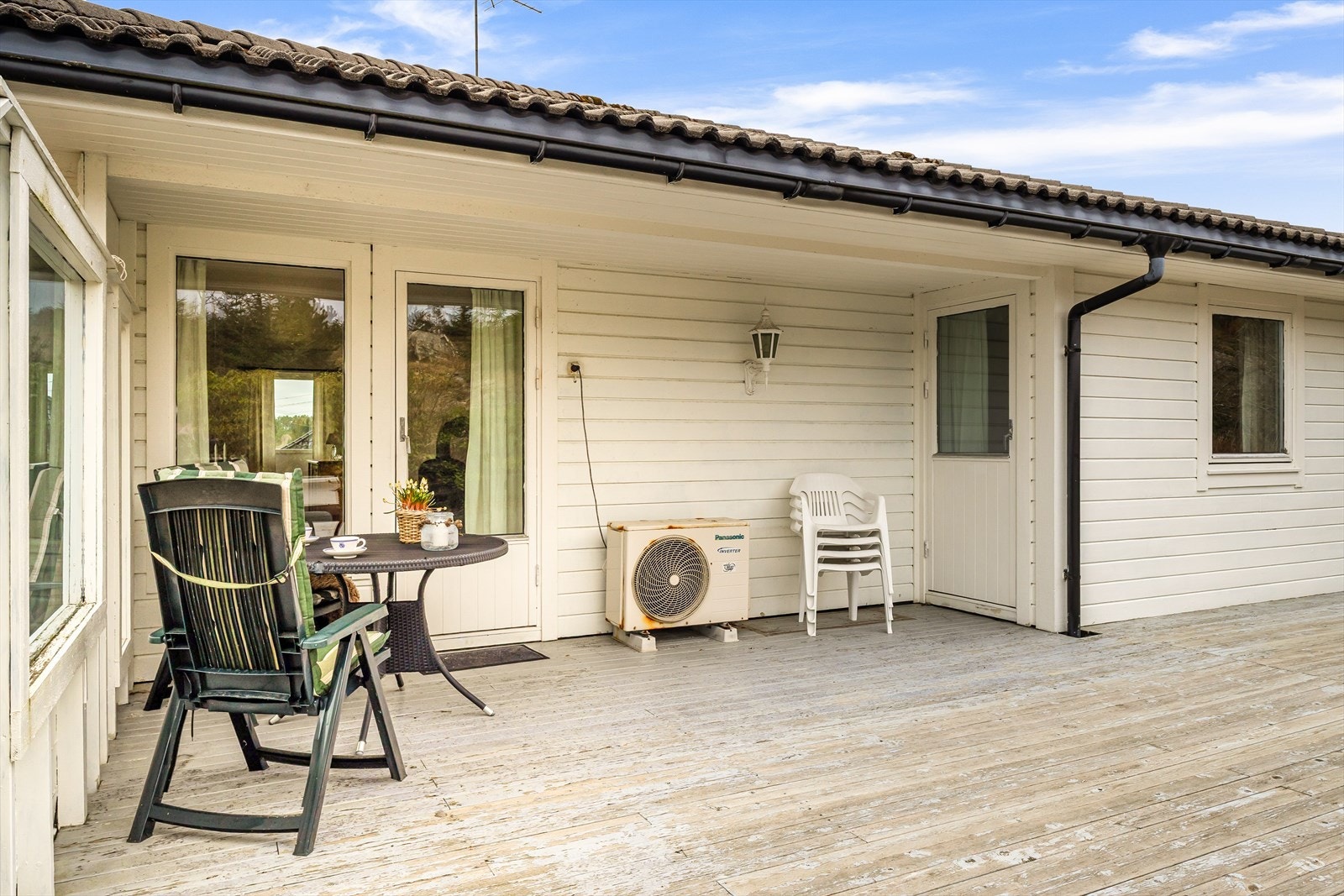Det er utgang til terrasse både fra stue og fra hovedsoverommet. Galleribilde