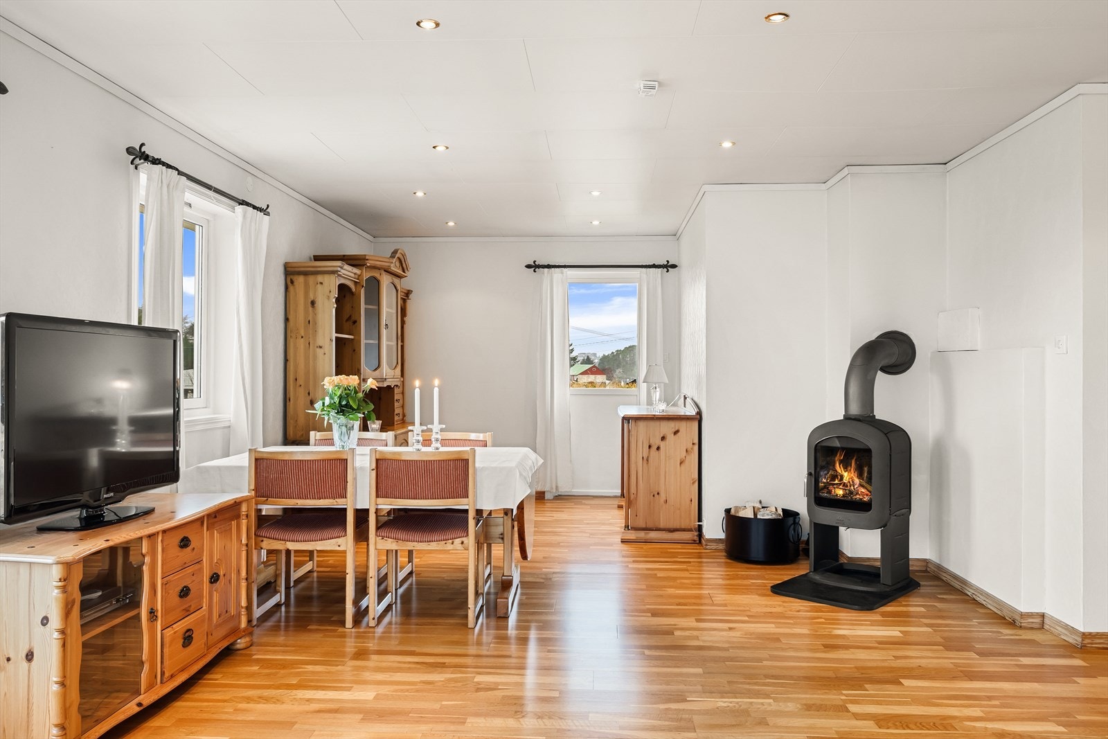 Det er peis i stue som er ypperlig for kalde kvelder. Galleribilde