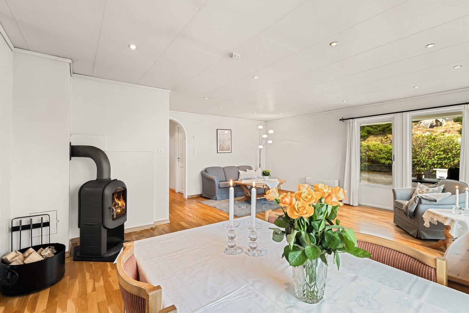 Stuen er av god størrelse og har god plass til både sofagruppe og spisegruppe. Galleribilde