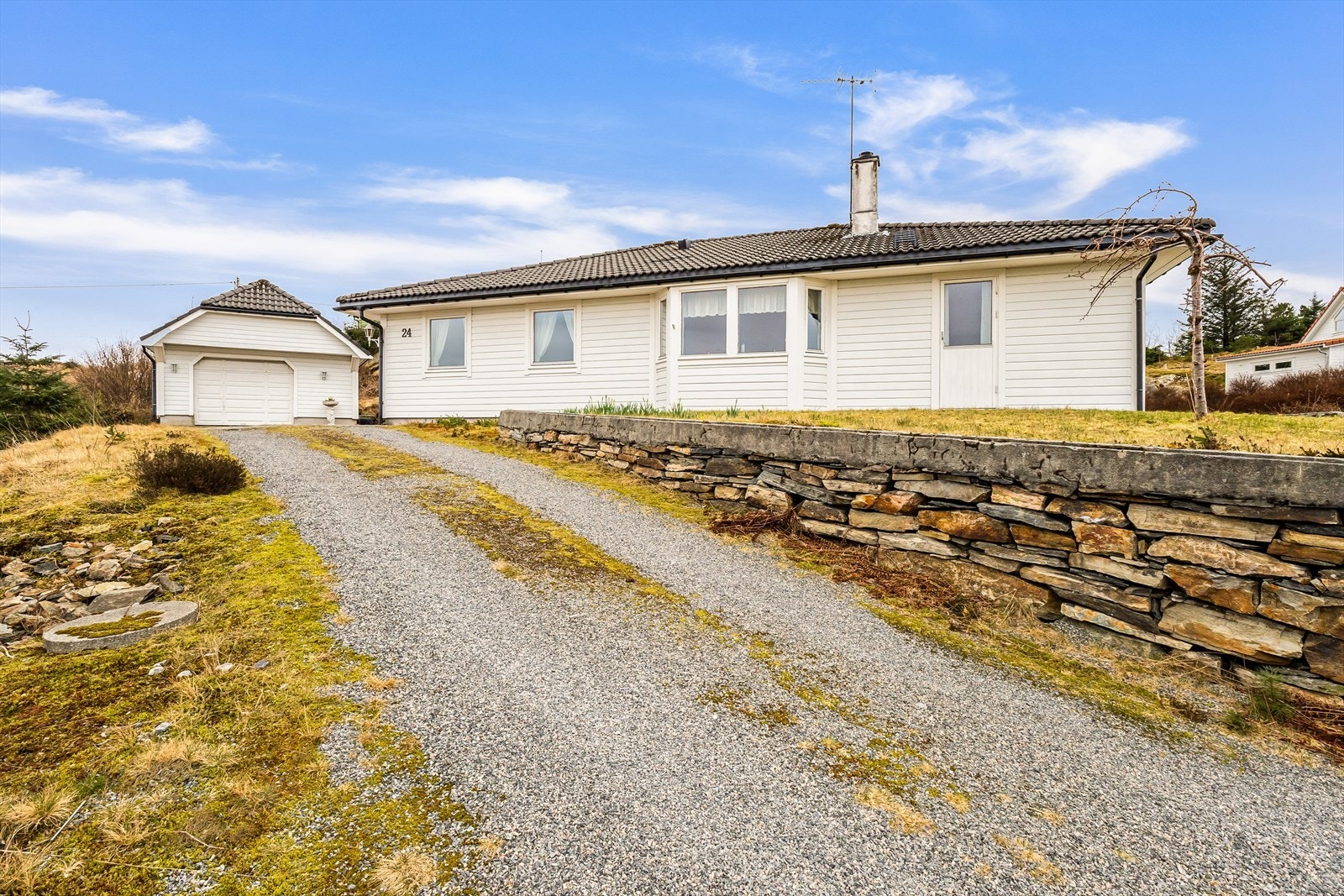 I tillegg til garasjen er det rikelig med parkeringsplass på tomten. Galleribilde