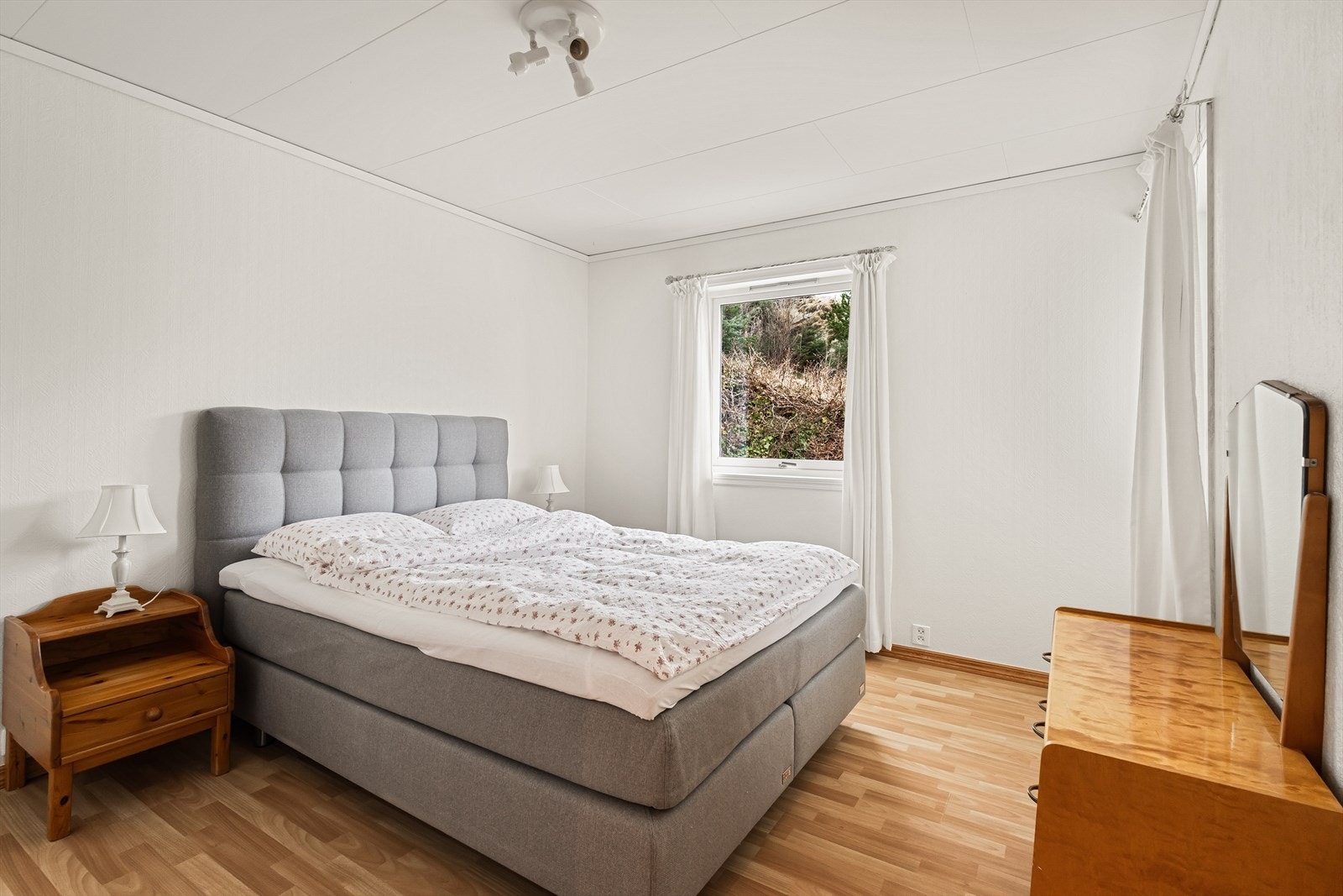 Hovedsoverom med utgang til terrasse. Galleribilde