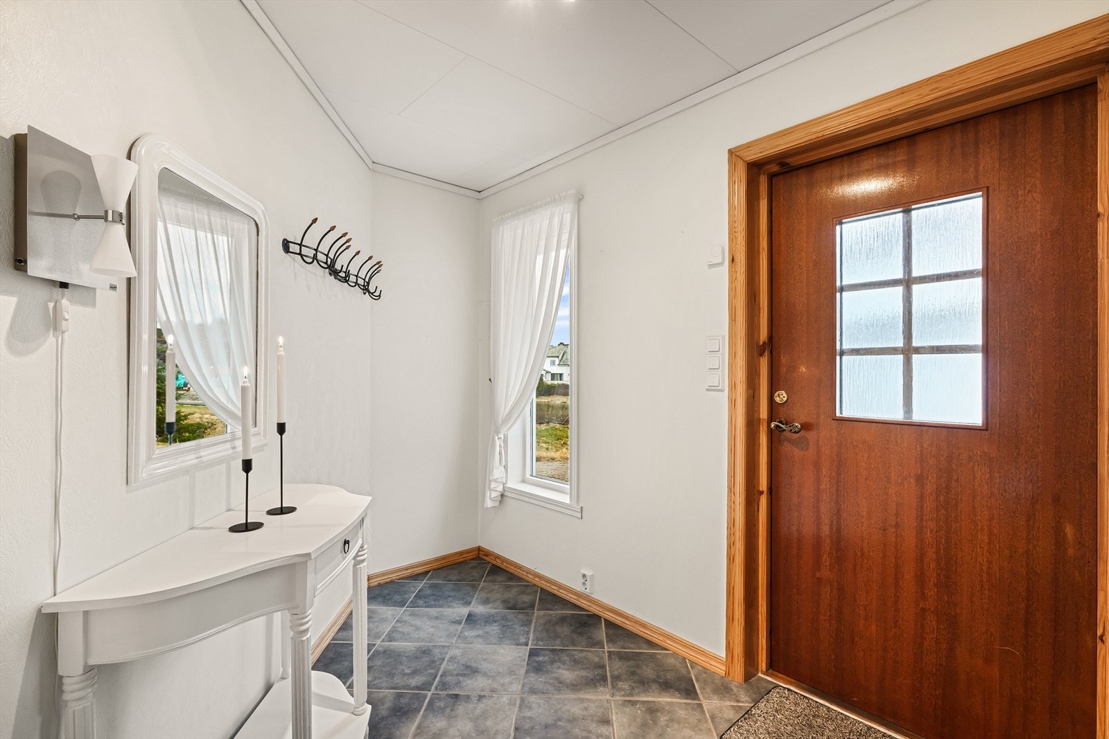 Entréen og gangen er av god størrelse og har mulighet for ytterligere oppbevaring av yttertøy. Galleribilde